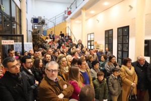 El público abarrotó la sala el día de la inauguración.