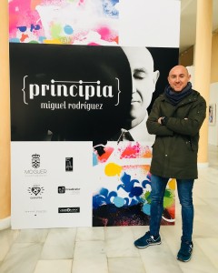 El artista moguereño Miguel Rodríguez expone 'Principia' en el Teatro Felipe Godínez de Moguer. / Foto: Sergio Cantos.