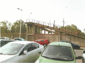 Con la finalidad de que pudieran pasar sus operarios a los Talleres la Compañía de Río-Tinto les construyó esta edificación.