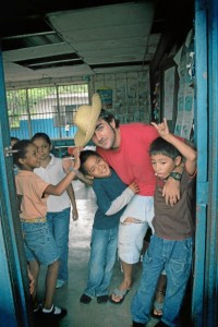 Con anterioridad residió en Nicaragua. En la imagen En una de las escuelas más pobres de Granada, Escuela Pablo Antonio Cuadras, en Nicaragua.