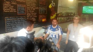 Siendo entrevistado para un canal deportivo vietnamita, donde habló del problema de la desaparición del Recreativo de Huelva.