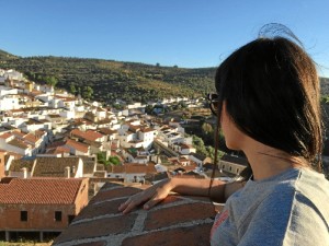 Continúa muy vinculada a su pueblo natal, Aroche. 