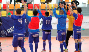 Los jugadores del CD Sordos Huelva celebran con el público su triunfo en los cuartos de final del torneo.