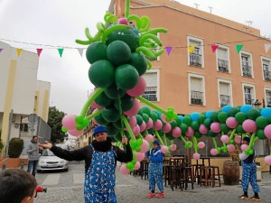 El desfile lo abría un imponente ciempiés elaborado con globos.