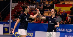 Carolina Marín y Beatriz Corrales jugaron un dobles inusual, pero que fue quien dio el punto definitivo a España. / Foto: Badminton Photo.