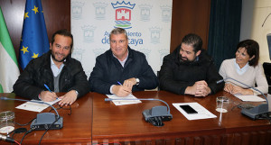 Momento de la firma del convenio entre el Ayuntamiento de la localidad y el Cartaya.