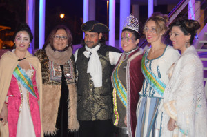 El pregonero junto a las reinas y damas del Carnaval y la alcaldesa de Punta Umbría.