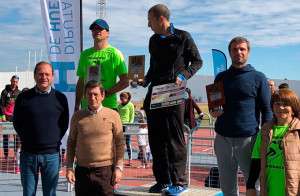 Podio masculino de la VIII Carrera 'La salud mental con el deporte'.