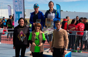 Podio femenino de la prueba atlética que tuvo lugar este domingo en Huelva.