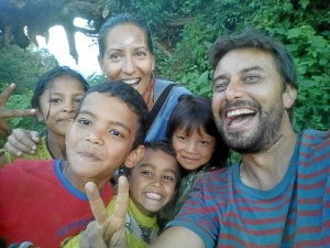 David Santana y Alejandra Martínez, realizando labores de voluntariado en una aldea de Nepal.