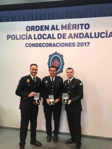 Los tres agentes, tras recibir la distinción.