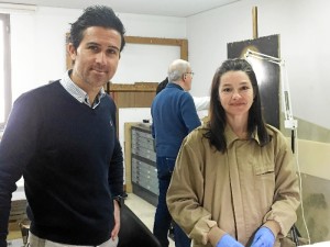 El director del Museo, Pablo Guisande, y la restauradora de las pinturas, Noelia Melara.