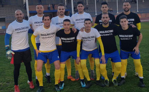 El Isla Cristina saltó al campo con unas camisetas que mostraban un claro mensaje en contra del racismo. / Foto: @islacristinafc.