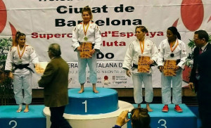 Almudena Gómez, con su medalla en el podio en el Campeonato celebrado en Barcelona.