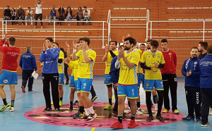 Los jugadores del Pedro Alonso Niño agradecen a sus aficionados el apoyo mostrado durante el partido.