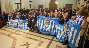 Presencia de recreativista en la sala de Plenos, abarrotada de público. 