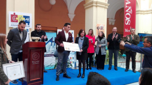 Recogiendo el segundo premio TFM de la Cátedra Aguas de Huelva.