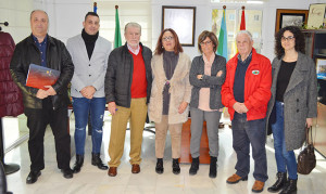 La alcaldesa de Punta Umbría, Aurora Águedo, recibió a la jefa de proyectos y operaciones de la Confederación Mundial de Peñas Barcelonistas, Sonia Domènech.