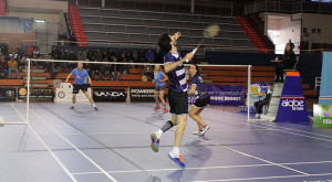 Pablo Abián en plena acción durante el partido de dobles mixto, que dio el primer punto al equipo de Huelva.