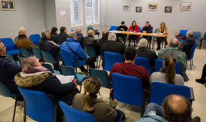 Un momento de la reunión del Ayuntamiento con las asociaciones vecinales de la capital.