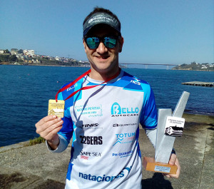 Rubén Gutiérrez, con los trofeos y medallas que obtuvo en Castropol.