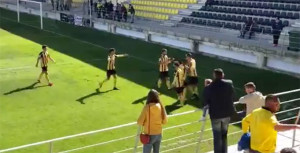 Los jugadores del San Roque celebran el cuarto gol, obra de Higor Rocha de penalti. / Foto: @Aurinegro1956.