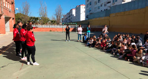 El Sporting sigue con su campaña de promoción del fútbol femenino por los colegios de Huelva.