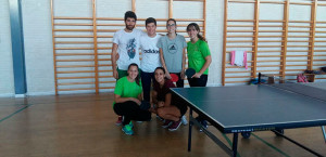 Los diversos campeones en tenis de mesa en el torneo universitario.