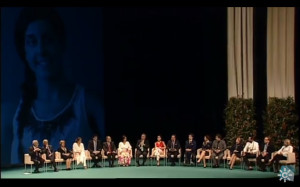 Los homenajeados sentados en el escenario.