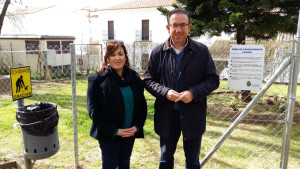 La concejala y el alcalde han inaugurado una nueva zona de esparcimiento canino en Aracena.