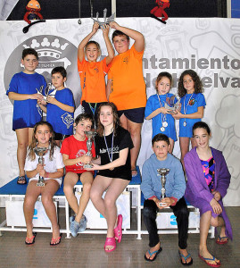 Componentes del CN Huelva, con el trofeo que les acredita como ganador del evento.