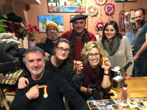 Los ganadores del Trivial reciben medallas.