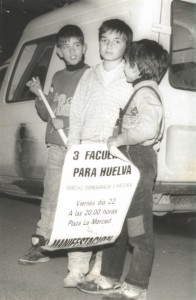 Niños con un cartel de la manifestación que se iba a celebrar el 11 de febrero de 1988.