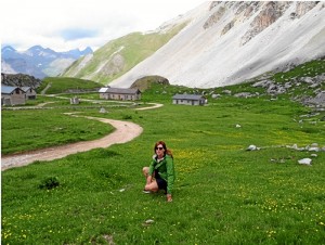 Durante una ruta de senderismo por los Alpes en verano.