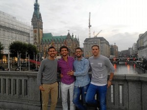 Con amigos de San Juan del Puerto durante una visita en Hamburgo.