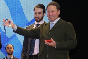 Rafael Trijueque y su hijo en el acto institucional cuando recibieron por parte del Ayuntamiento de San Juan del Puerto la medalla de la Villa a título póstumo concedida a Isi Sayago.