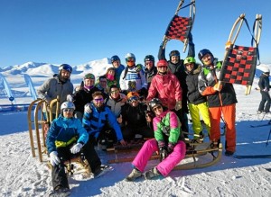 Disfrutando un fin de semana de trineos en una pista en los Alpes.