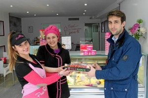 Un momento durante la entrega de fruta en Heladería Porto Bello.