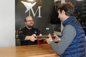 Francisco Migueles, responsable comercial de la cooperativa onubense, haciendo entrega de los primeros kilos de fruta en Las Meigas.