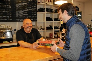 Foto de la entrega en Taberna Guatiné, otro de los locales más punteros enla gastronomía onubense.