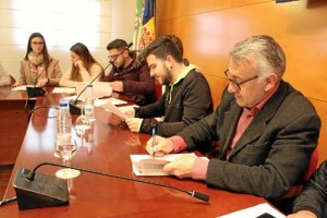 Reunión con los beneficiarios de las becas para firmar los convenios de subvención.