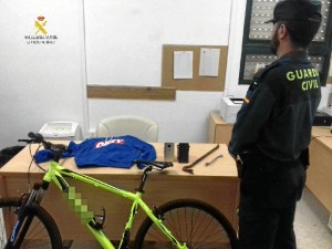 Varios de los objetos incautados por parte de la Guardia Civil.