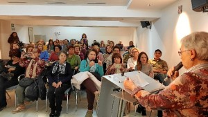 Encuentro literario con mujeres poetas de Huelva bajo el nombre 'Huelva con voz de Mujer'.