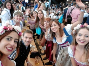 Ana, con amigos españoles celebrando la fiesta más conocida de Múnich, el Oktoberfest.