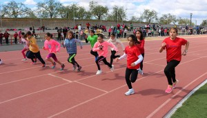 Los menores participantes han disfrutado de unas auténticas olimpiadas escolares con el atletismo como protagonista.