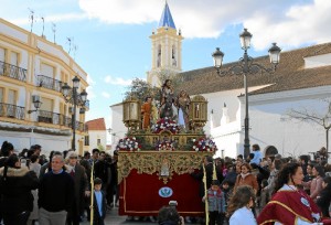 Alegre jornada festiva en la localidad, con la participación de numerosos/as cartayeros/as que arropan a la hermandad fundada por los maestros locales y que procesiona durante tres horas por las calles del municipio.