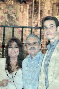 La periodista sanjuanera en el Santuario de la aldea junto al doctor Agustín Domínguez y su hijo Yoshua.  