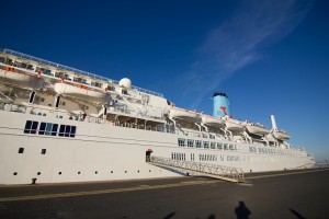 El barco llega procedente de Lisboa.