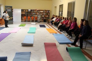 Taller de yoga con la asociación de mujeres El Pilar, de Manzanilla.