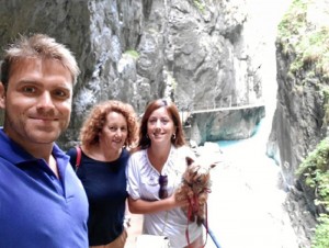 Visitando una cascada de un pueblo de los Alpes junto a su madre, su pareja y su perro.